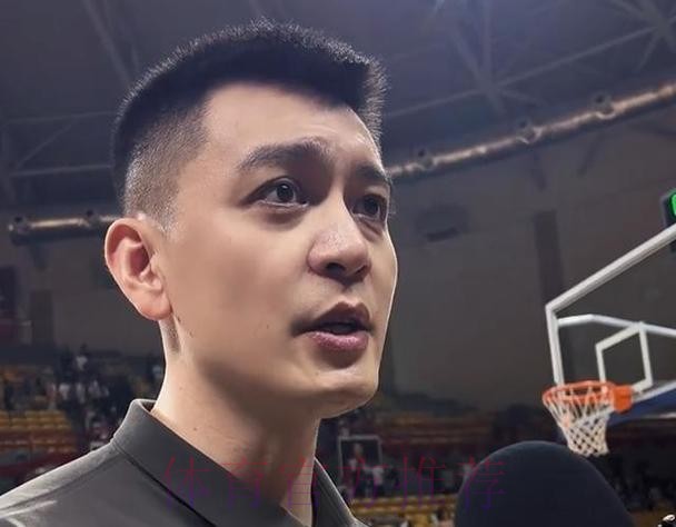 慢镜还原！杨鸣只让亨特打3分钟便弃用，1漏防、3甩锅揭原委